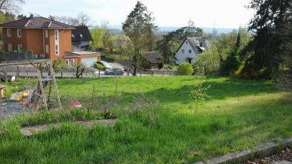 Bild: Hirsch
Dieses Gemeindegrundstück in Pretzabruck wollte ein Investor erwerben und darauf ein Mehrfamiilienhaus errichten. Der Schwarzenfelder Bauausschuss erteilte ihm aber mit knapper Mehrheit eine Absage. Die Anwohner sind erleichtert.