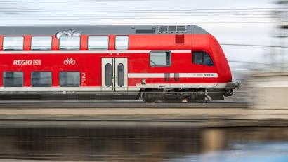 Bild: Robert Michael/dpa
Nach dem tödlichen Angriff auf einen Zugbegleiter sollen Doppelbesetzungen für mehr Sicherheit im Zug sorgen. (Symbolbild)