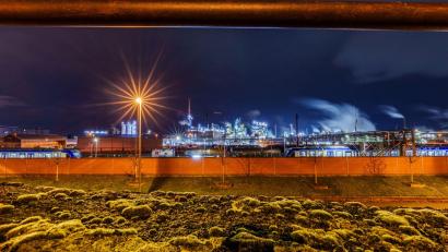 Bild: Andreas Arnold/dpa
Industriepark Höchst in Frankfurt: Die Chemiebranche steht unter Druck. (Archivbild)