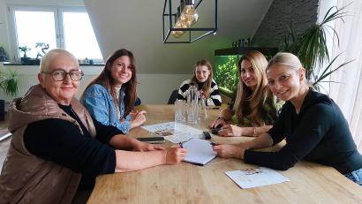 Bild: bsc
Alexandra Götz und Shirley Schrems (von links) sowie Sandra Kochs und Ramona Deniz-Gülmez (von rechts) sind die Veranstalter der ersten „FamFair“ - Familienmesse am Sonntag, 26. April, in Tirschenreuth.