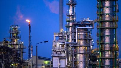 Bild: Patrick Pleul/dpa
Die Ölraffinerie PCK in Schwedt bezieht kein russisches Öl mehr, erhält aber über die durch Russland verlaufende Druschba-Pipeline Öl aus Kasachstan. (Archivbild)