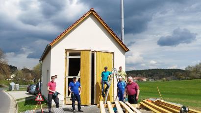 Bild: Monika Ziegeler
Fleißig bei der Arbeit und alles Eigenleistung. Nur das Material zahlt die Gemeinde. Es ist das alte Feuerwehrhaus, das als Lager für Feuerwehr und Vereinsbedarf verwendet wird. 2. Kommandant Marco Holzwarth, Vorsitzender Gerd Pürner, 2. Vorsitzender Bernd Holzwarth, Kommandant Markus Guttenberger (rechts auf der Leiter), Ehrenmitglied Hans Danhauser, Ehrenkommandant Karlheinz Pilhöfer (von links) packen kräftig mit an.