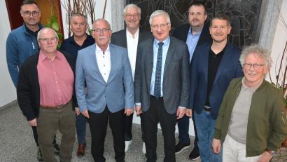 Bild: jr
Langjährige Stadträte wurden am Montag in der letzten Stadtratssitzung aus dem Erbendorfer Stadtrat verabschiedet. Dabei endete so manche Ära. Im Bild (von links) David Runschke, Robert Bayer, Georg Frieser, Anton Hauer, Christian Bauer, Bürgermeister Johannes Reger, Josef Bollmann, Martin Gallersdörfer und Bernhard Reis.