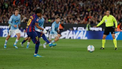 Bild: Joan Monfort/AP/dpa
Yamal trifft zum 1:0 für den FC Barcelona.