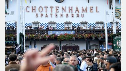 Archivbild: Felix Hörhager/dpa
Soll das traditionsreiche Schottenhamel-Festzelt, seit 150 Jahren in Familienhand, europaweit ausgeschrieben werden?