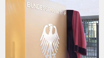 Bild: Uli Deck/dpa
Die rote Robe ist seit Jahrzehnten Amtstracht an Deutschlands obersten Gerichtshöfen.