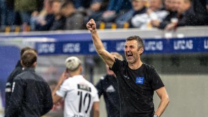 Bild: Martin Gaisbauer
Völlig losgelöst im T-Shirt bei acht Grad: Michael Köllner nach dem Sieg seiner Linzer gegen den Wolfsberger AC.