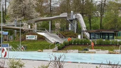 Bild: Petra Hartl
Mitarbeiter der Stadtgärtnerei pflegen in diesen Tagen die Grünanlagen und mähen den Rasen. Auch ein Blumenfeld für Bienen soll nahe dem Rutschturm angelegt werden.
