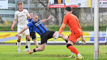 Bild: Sportfoto Zink / Wolfgang Zink
Jahi Sylejmani ist nach einer Ecke zur Stelle und drückt das Leder zum Weidener 2:1-Siegtreffer über die Linie.