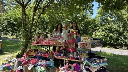 Bild: Janka Hannemann-Mathes
Die Premiere der Flohmarkt-Serie des Stadtmarketingvereins Tirschenreuth fand vor einem Jahr beim OWV-Heim Tirschenreuth statt. Mandy, Birgit und Elena (von links) verkauften unter anderem Puppen.