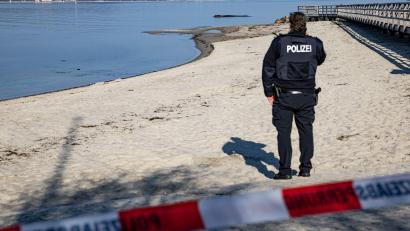 Bild: Ulrich Perrey/dpa
Die Polizei bittet darum, sich dem Wal nicht zu nähern, um ihn nicht zusätzlich zu stressen.