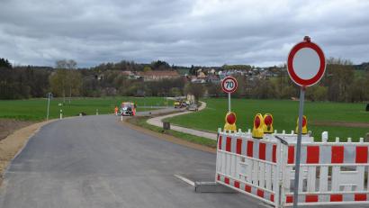 Bild: gi
Die Kreisstraße NEW 37 zwischen Burgtreswitz und Moosbach ist fast fertig saniert. Ab 1. Mai kann die Kreisstraße wieder befahren werden.