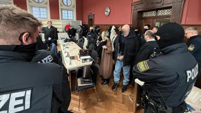 Bild: Stephan Huber
Mit Fußfesseln und Handschellen betreten die Angeklagten den Gerichtssaal in Amberg. Die fünf Männer sitzen in unterschiedlichen Justizvollzugsanstalten in Bayern in Untersuchungshaft.