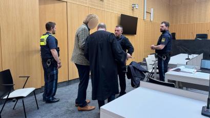 Bild: Stefanie Tretter
Damit hat der Angeklagte wahrscheinlich nicht gerechnet: Am ersten Verhandlungstag im Prozess um ein gefälschtes Testament am Landgericht Weiden, schickt Richter Markus Fillinger den Mann in Untersuchungshaft.