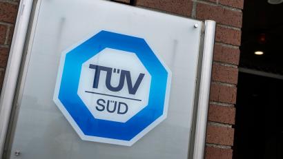 Bild: Peter Kneffel/dpa
Der TÜV Süd will weiter wachsen - beim Umsatz und bei der Mitarbeiterzahl. (Archivbild)