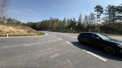 Bild: ge
Schnell fahrende Autos aus Richtung Schwend können an der Kreuzung ein Problem werden. Die Bürger und auch einige Gemeinderäte fordern: Der Verkehrsspiegel gegenüber muss wieder her.