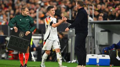Bild: Tom Weller/dpa
Ungeplantes Wiedersehen bei der Nationalmannschaft: Angelo Stiller (l) und Bundestrainer Julian Nagelsmann. (Archivild)