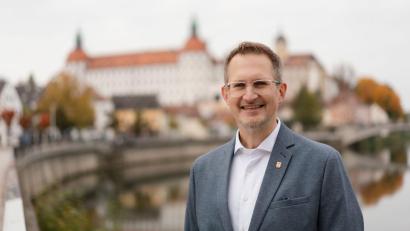 Bild: Chris Eschner/dpa
Gerhard Schoder von den Grünen ist neuer OB von Neuburg an der Donau. (Handout)