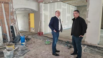 Bild: luk
Bürgermeister Roman Schäffler und Bauamtsleiter Roland Sächerl (von links) begutachten die Umbauarbeiten im Foyer. Der Durchgang (hinten, links) führt künftig zu einem großen Seminarraum der TH Deggendorf. Vor der verspachtelten Trockenbauwand wird eine Teeküche platziert.