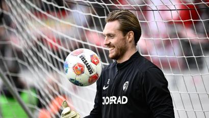 Bild: Silas Stein/dpa
Florian Müller wird auch im Halbfinale des DFB-Pokals das SC-Tor hüten. (Archivbild)