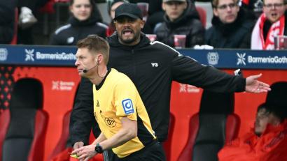Bild: Federico Gambarini/dpa
Bayern-Trainer Vincent Kompany spricht mit Schiedsrichter Christian Dingert. (Archivbild)
