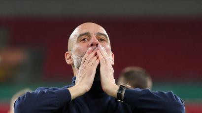 Bild: Richard Pelham/AP/dpa
ManCity-Coach Pep Guardiola kostete den Gewinn des Liga-Pokals voll aus.