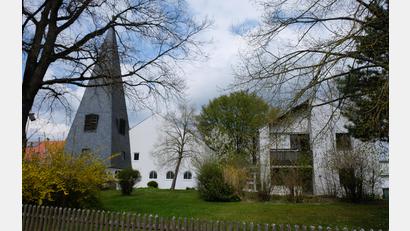 Bild: Robert Dotzauer
Das evangelische Pfarrhaus in Eschenbach steht seit mehreren Jahren leer. Doch schon im Herbst, nach umfangreichen Renovierungsarbeiten, soll das Haus wieder bewohnt werden. Neben dem Pfarrhaus sind auf dem Areal die Kreuzkirche und das Gemeindehaus zu finden.