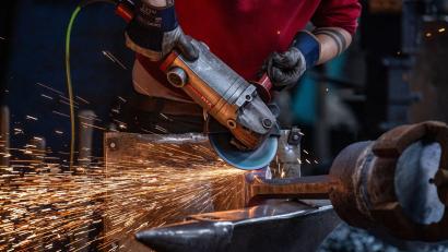 Bild: Armin Weigel/dpa
Männer arbeiten in Technik und Fertigung, Frauen in Gesundheits- und Sozialberufen: Der Arbeitsmarkt in Bayern zeigt deutliche Unterschiede nach Geschlechtern. (Symbolbild)