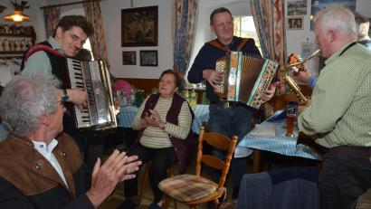 Bild: dob
Musikanten spielten der ehemaligen Wirtin Mathilde Meckl zum 95. Geburtstag Ständchen am laufenden Band auf. Unvergessen sind die schönen Stunden, die viele Gäste im Dorfwirtshaus "Zum Dorfkrug" erlebten.