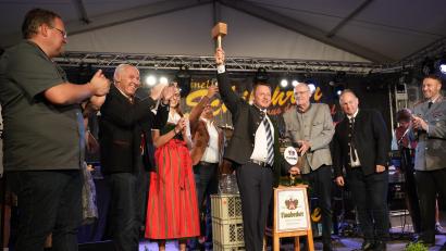 Archivbild: Marina Gube
Das Weidener Volksfest im September 2025 eröffnete Oberbürgermeister Jens Meyer mit dem Bieranstich. Am 30. April wird Meyer beim Frühlingsfestauftakt zum letzten Mal als OB auf der Bühne stehen.