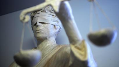 Symbolbild: hwo
Wegen schweren Bandendiebstahls wurde ein 28-Jähriger vor dem Amberger Schöffengericht zu drei Jahren und neun Monaten Haft verurteilt.