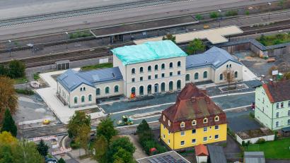 Archivbild: Rene Mühlmeier
Das Bahnhofsgebäude des Kulturbahnhofs Wiesau stand kurz vor seiner Fertigstellung, als ein Brand im Dachstuhl das Projekt zurückwarf. Im Zustand einer Baustelle passt es in das Bild des momentanen Fahrplanchaos' um die Haltestelle in Wiesau. Bürgermeister Toni Dutz versicherte aber im Gespräch mit Oberpfalz-Medien, dass noch 2026 alle zukünftigen Mieter in das fertige Bahnhofsgebäude einziehen werden.