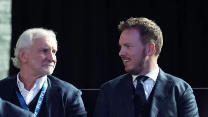 Bild: Christian Charisius/dpa
Bis 2028 soll ihre Zusammenarbeit weitergehen: DFB-Sportdirektor Rudi Völler (l.) und Bundestrainer Julian Nagelsmann (Archivbild)