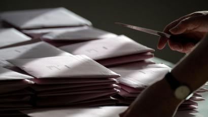 Bild: Pia Bayer/dpa
Die Stichwahl hat sehr unterschiedliche Ergebnisse hervorgebracht.