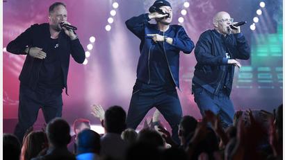 Bild: Uli Deck/dpa
Auf seiner letzten langen Tour will das Quartett mindestens 18 Monate unterwegs sein. (Archivbild)