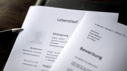 Bild: Sina Schuldt/dpa/dpa-tmn
Bewerbungen bleiben bei Arbeitgebern zunehmend häufig unbeantwortet - mit ungünstigen Folgen. (Symbolbild)