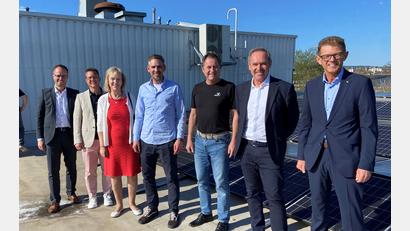 Bild: ass
Die neue Photovoltaikanlage auf dem Dach der Amberger Spedition Wagner/Sport Signage ist ein Teil der nachhaltigen Firmenstrategie. Im Bild von links: Florian Rauch (VR-Bank), Jörg Kaduk (Bürgermeister Königstein), Michael Fritz (künftiger Oberbürgermeister Amberg), Siegfried Schröpf (Grammer Solar), Bernd Wagner und Andreas Reindl (VR-Bank).