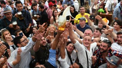 Bild: Felix Hörhager/dpa
Ein Oktoberfest ohne Bier - für die meisten Menschen undenkbar. (Illustration)