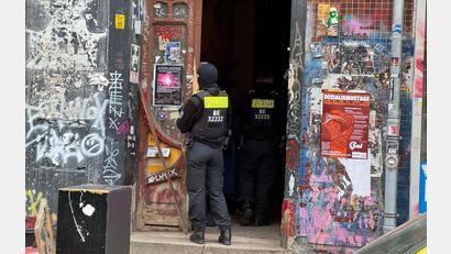 Bild: Sven Käuler/dpa
Ein halbes Jahr nach dem Anschlag auf Stromleitungen zum Techpark Adlershof durchsucht die Polizei Wohnungen in mehreren Bundesländern. (Archivbild)