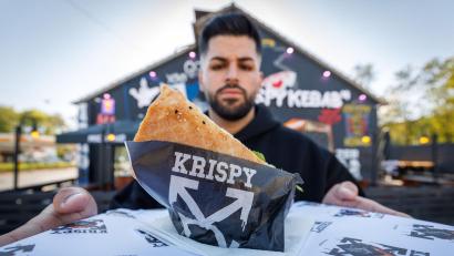 Bild: Friso Gentsch/dpa
„Einmal Döner, aber schön krispy!“