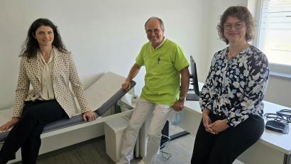 Bild: lnz
Stefanie Gruschwitz (rechts) trat im MVZ am Steinwald die Nachfolge von Dr. Lutz Haß an. Darüber freuen sich der ebenfalls im MVZ tätige Mediziner-Kollege Bernhard Buhr (Mitte) und MVZ-Geschäftsführerin Dr. Christine Prieschenk.