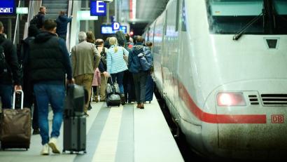 Bild: Annette Riedl/dpa
Die chronischen Pannen bei der Bahn haben Auswirkungen: Laut einer Umfrage meiden viele Menschen die Züge. (Symbolbild)