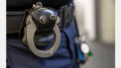 Bild: Peter Kneffel/dpa
Der Verdächtige sitzt inzwischen nach amerikanischem Recht in Untersuchungshaft. (Symbolbild)