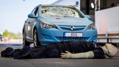 Bild: Lars Berg/dpa
Ein Mensch hätte keine Chance gehabt: Das Crashtest-Auto hatte ihn mit 40 Stundenkilometern ungebremst erfasst.