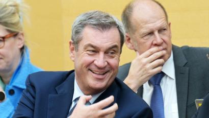 Bild: Malin Wunderlich/dpa
Markus Söder zeigt sich wieder ohne Bart im Landtag.