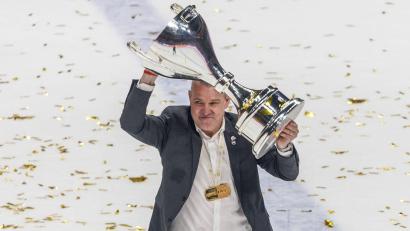 Bild: Andreas Gora/dpa
Holt Serge Aubin seine fünfte Meisterschaft mit den Eisbären Berlin (Archivbild).