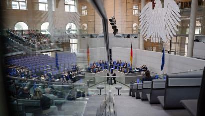 Bild: Markus Lenhardt/dpa
Der Bundestag hat eine Reform beschlossen, damit staatliche Milliarden schneller in die Infrastruktur fließen.