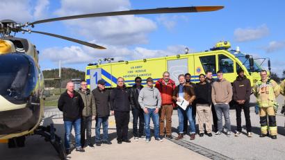 Bild: bö
Nach 42 Jahren im Dienst der US-Armee Hohenfels wurde Dietmar Meier (Bildmitte, mit Urkunde) im Kreise seines Teams vom Senior Air Traffic Assistant von Frank Werwie (rote Jacke) in den Ruhestand verabschiedet. Die letzten 22 Jahre war Meier Flugbetriebsleiter der militärischen Einrichtung.