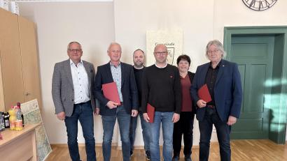 Bild: exa
Bürgermeister Hubert Kraus (links) verabschiedete zusammen mit seinen Stellvertretern Alexander Hecht und Christa Bayer die Gemeinderäte (von links mit roten Umschlägen) Robert Bauer, Johannes Hecht und Siegfried Sirtl.