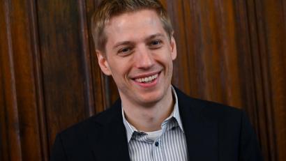 Bild: Sven Hoppe/dpa
Dominik Krause freut sich auf die Wiesn, aufs Anzapfen und auf Söder. (Archivbild)